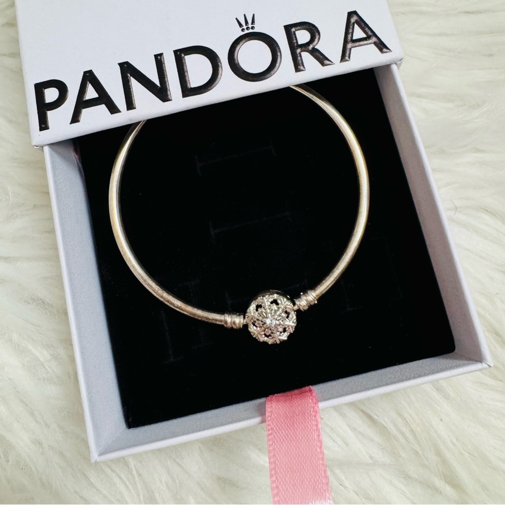 PANDORA | Sterling Silver Bangle with Snowflake Charm – Holiday Exclusive